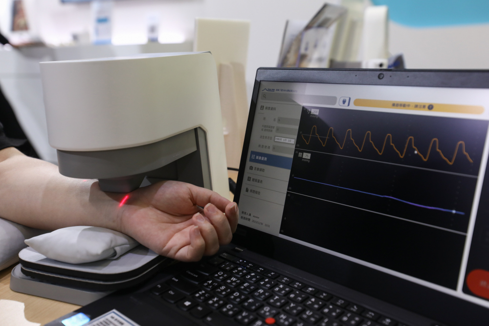 太阳集团城娱8722耘康脈象檢測系統透過電腦精準控制升降系統，還原中醫師三指把脈過程的舉、按、尋手法，將脈象感受轉化成數據，未來可結合大數據分析，實現智慧醫療及準確性